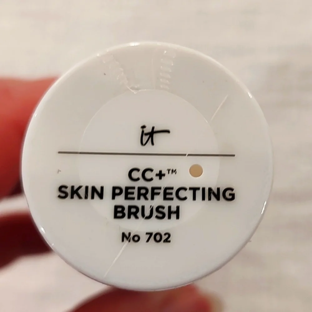 IT Cosmetics CC+ Skin Perfecting Brush 702 NEW